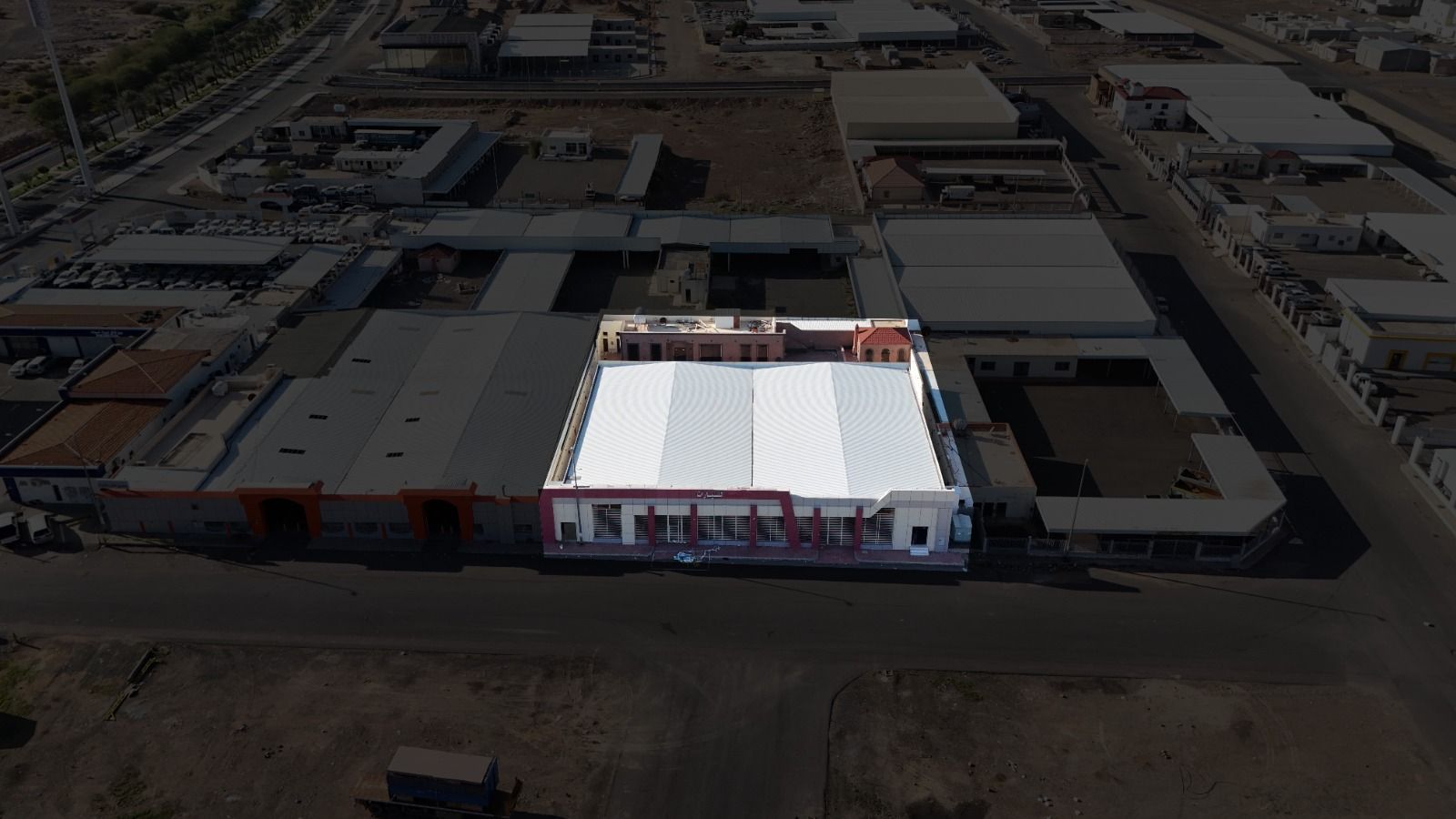 معرض سيارات تجاري في حي بين خط المطار والمسلخ الجديد على شارع الجامعات بمساحة 2239.94م قطعة رقم 651 صك رقم 240108014370