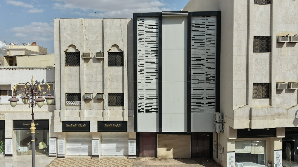عمارة سكنية تجارية دورين صك رقم 460680000753