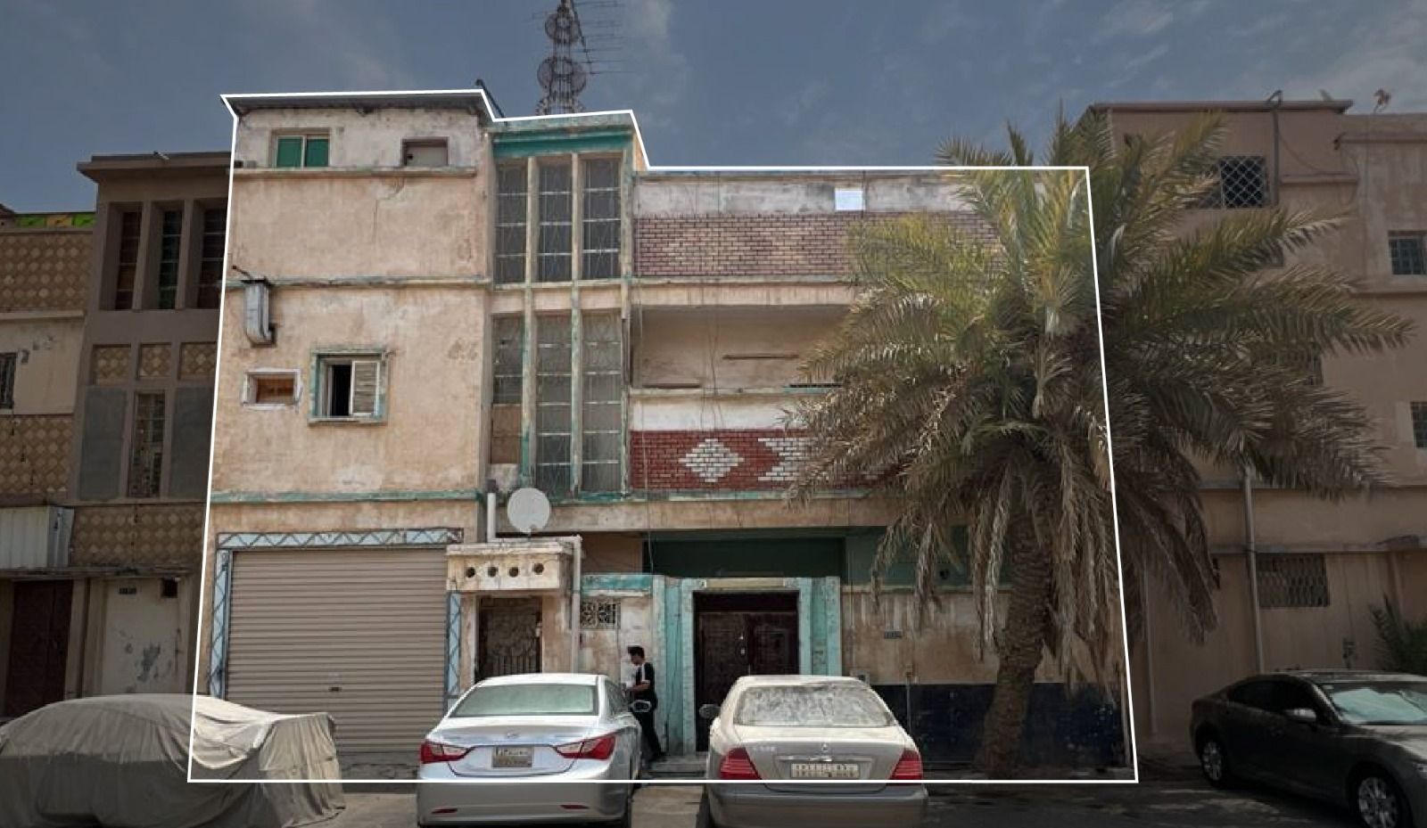 عمارة سكنية في حي وسط المبرز التاريخي بمساحة 198.79م صك رقم 360602002784