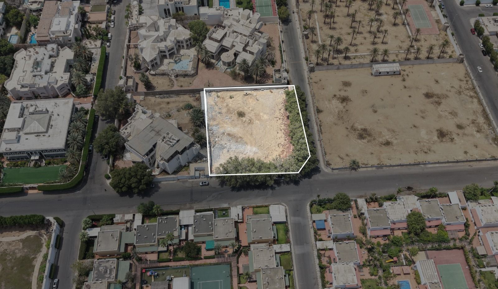 أرض سكنية في حي الروضة بمساحة 2995.50م قطعة رقم الجزء 153 / أ صك رقم 520216020452