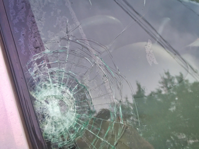 車のフロントガラスがヒビ割れする原因と対処方法