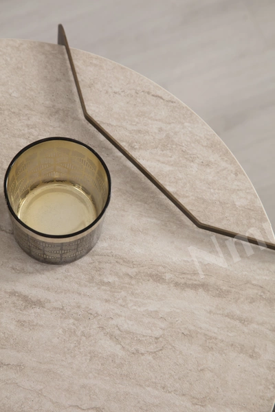 Molly Traverten Yan Sehpa