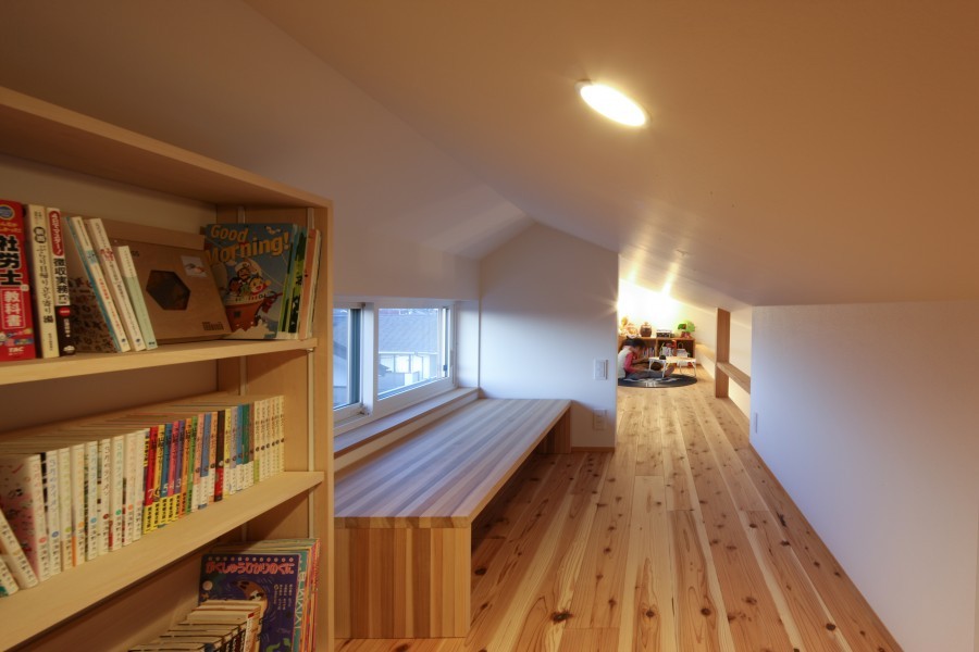吉川不動産 / 吉川ホーム「とんがり屋根とおお窓の家」のシンプル・ナチュラルなロフト・中二階の実例写真