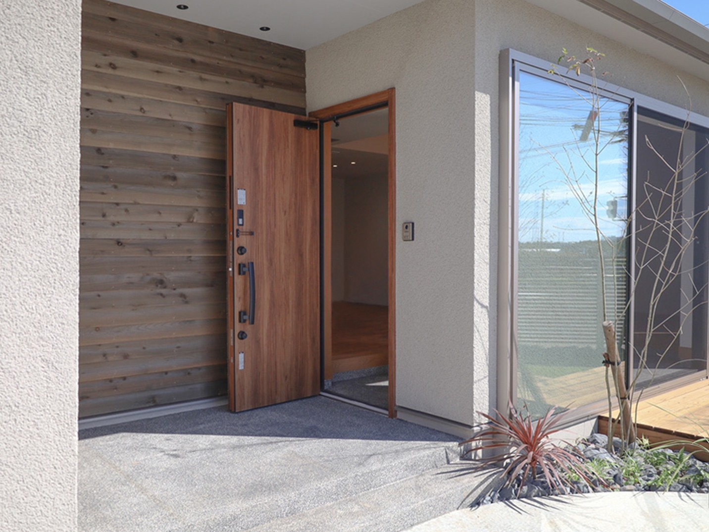 まちなか平屋計画「まちなかで自然と暮らす新しい平屋」の自然素材な玄関の実例写真