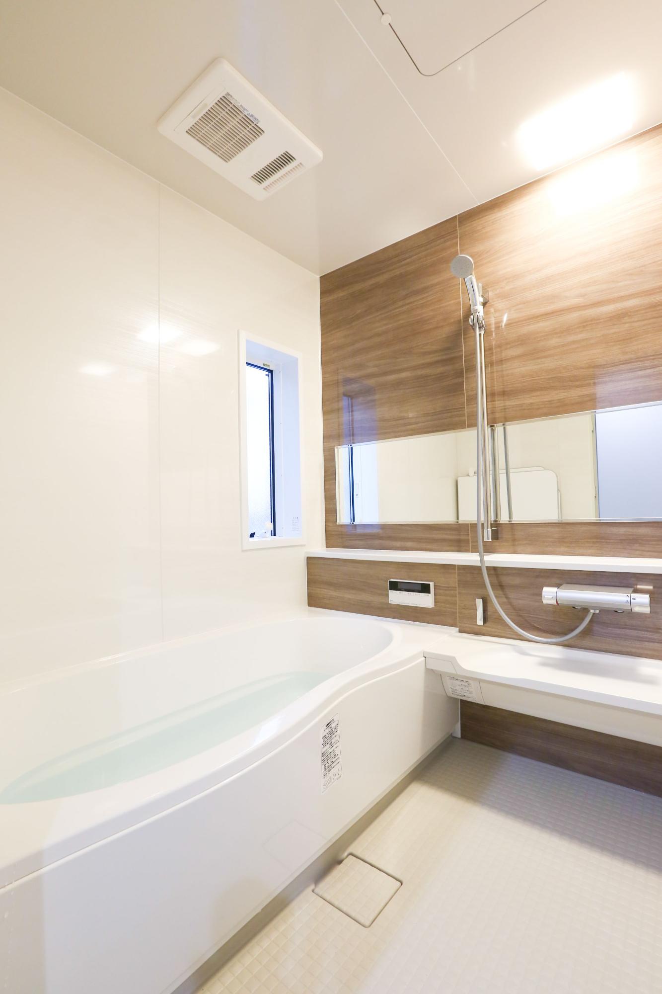 和モダンをテーマに、欧風テイストも取り入れたこだわりのお家の風呂・浴室写真