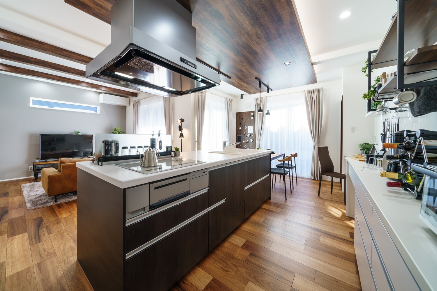 アイランドキッチン＆鉄骨階段のある、ゆとりと開放感を愉しむ家。