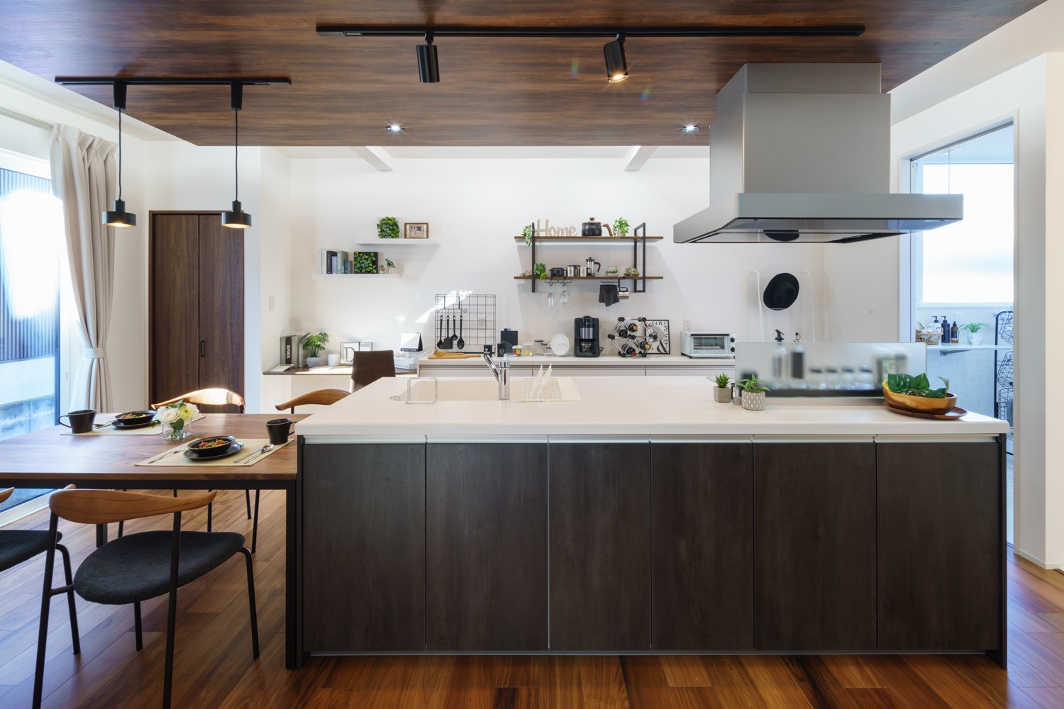 アイランドキッチン＆鉄骨階段のある、ゆとりと開放感を愉しむ家。のキッチン写真