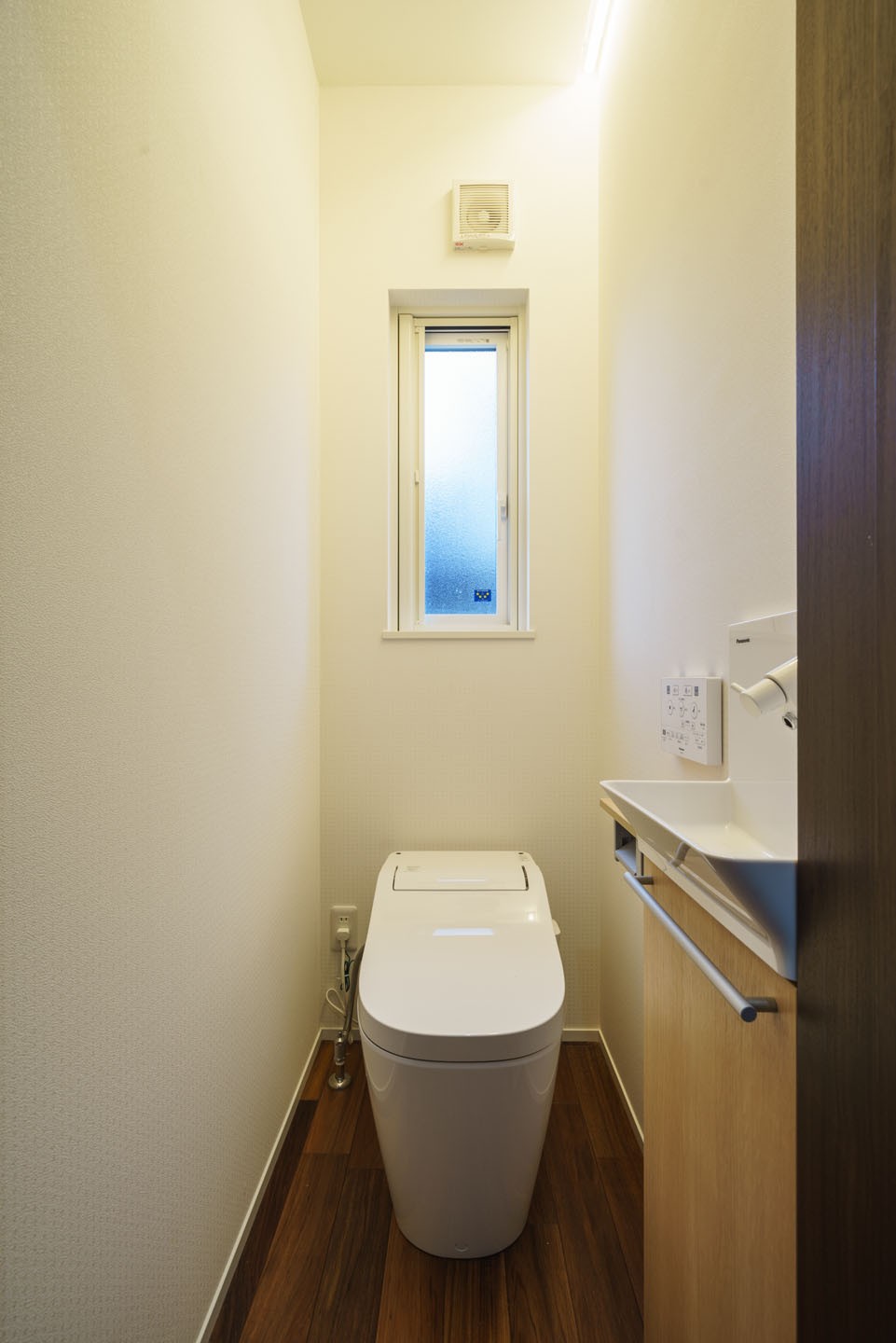 くつろぎを愉しむ、ひろびろLDKの家のトイレ写真