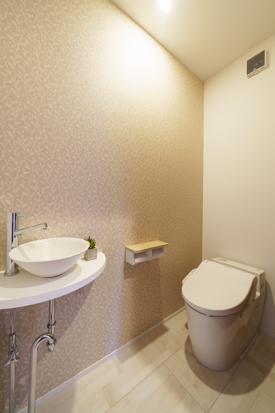 豊かな時間を紡ぐ、大空間LDKの家のトイレ写真