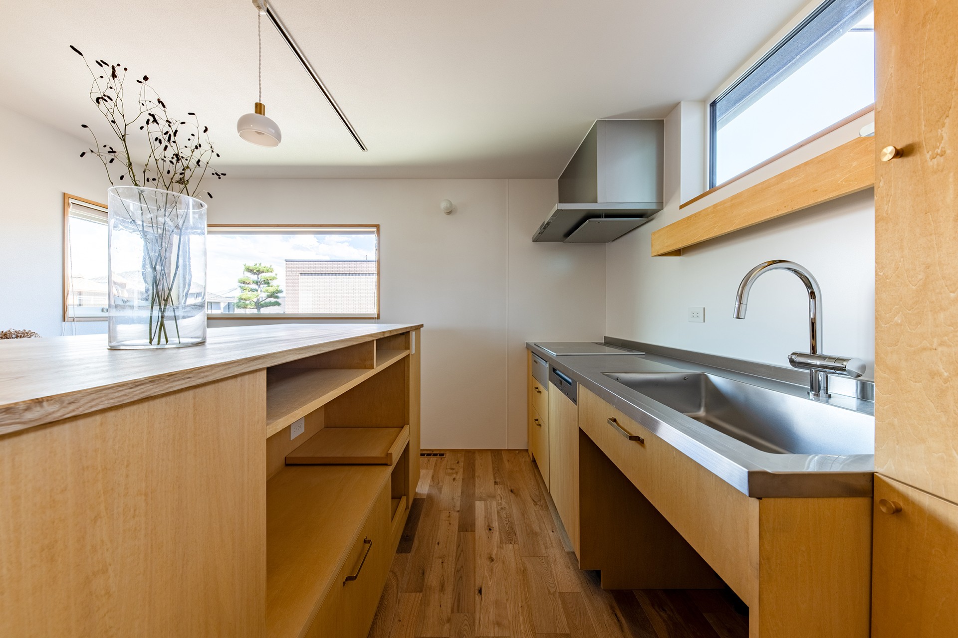 キッチン天板は清掃性の高いステンレス一体型。カウンター収納はぐるりとまわれるアイランド型で使いやすく