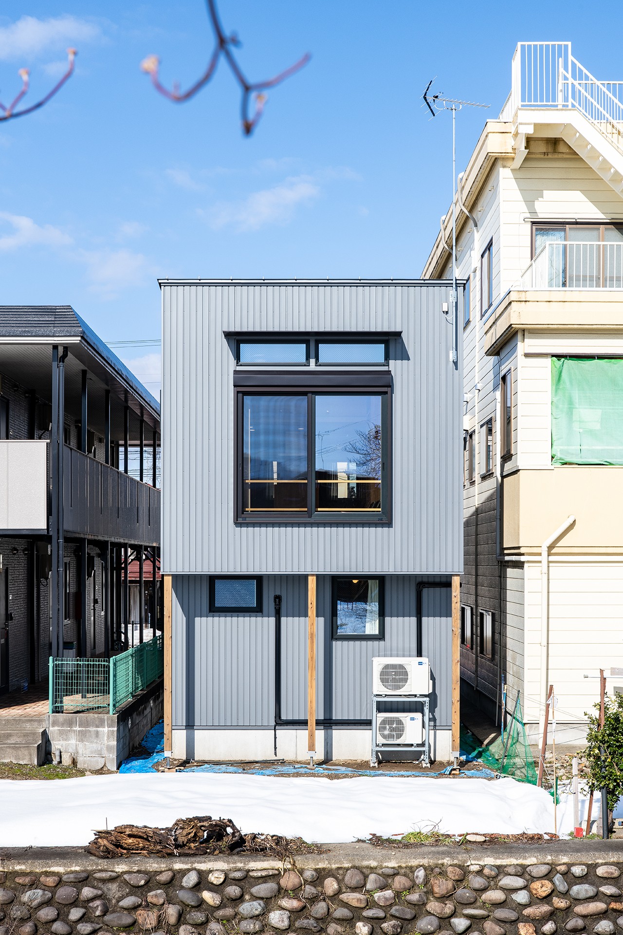 細長敷地に建つ２階リビングの住まい【長岡の家】の外観写真