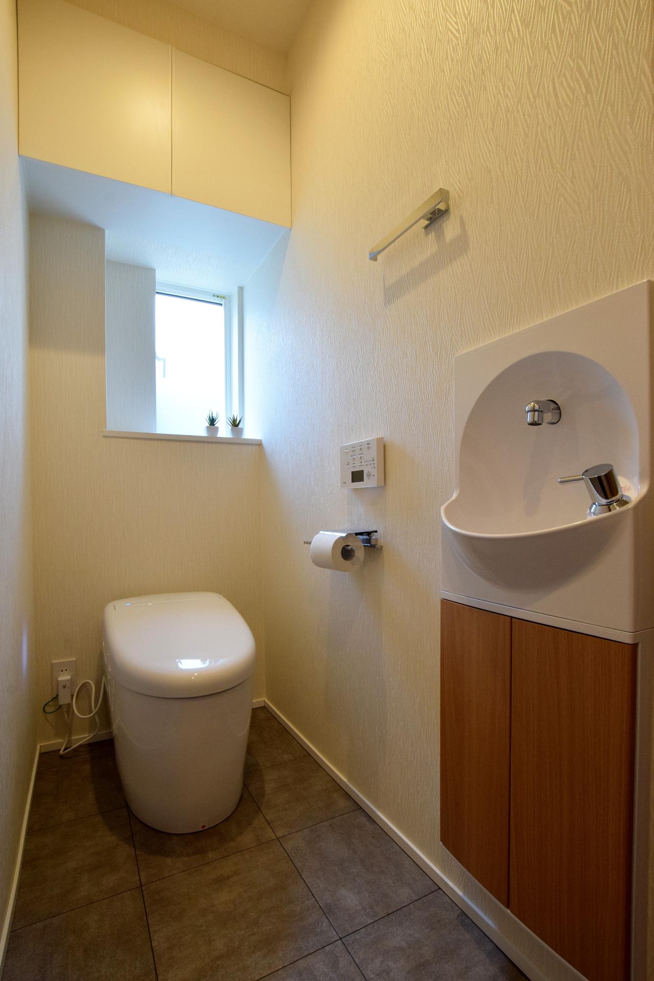 Mockhouse シンプル ナチュラル モダンなトイレの実例写真 Detail Home ディテールホーム の 機能性高く快適に巣まう2世帯住宅 新潟