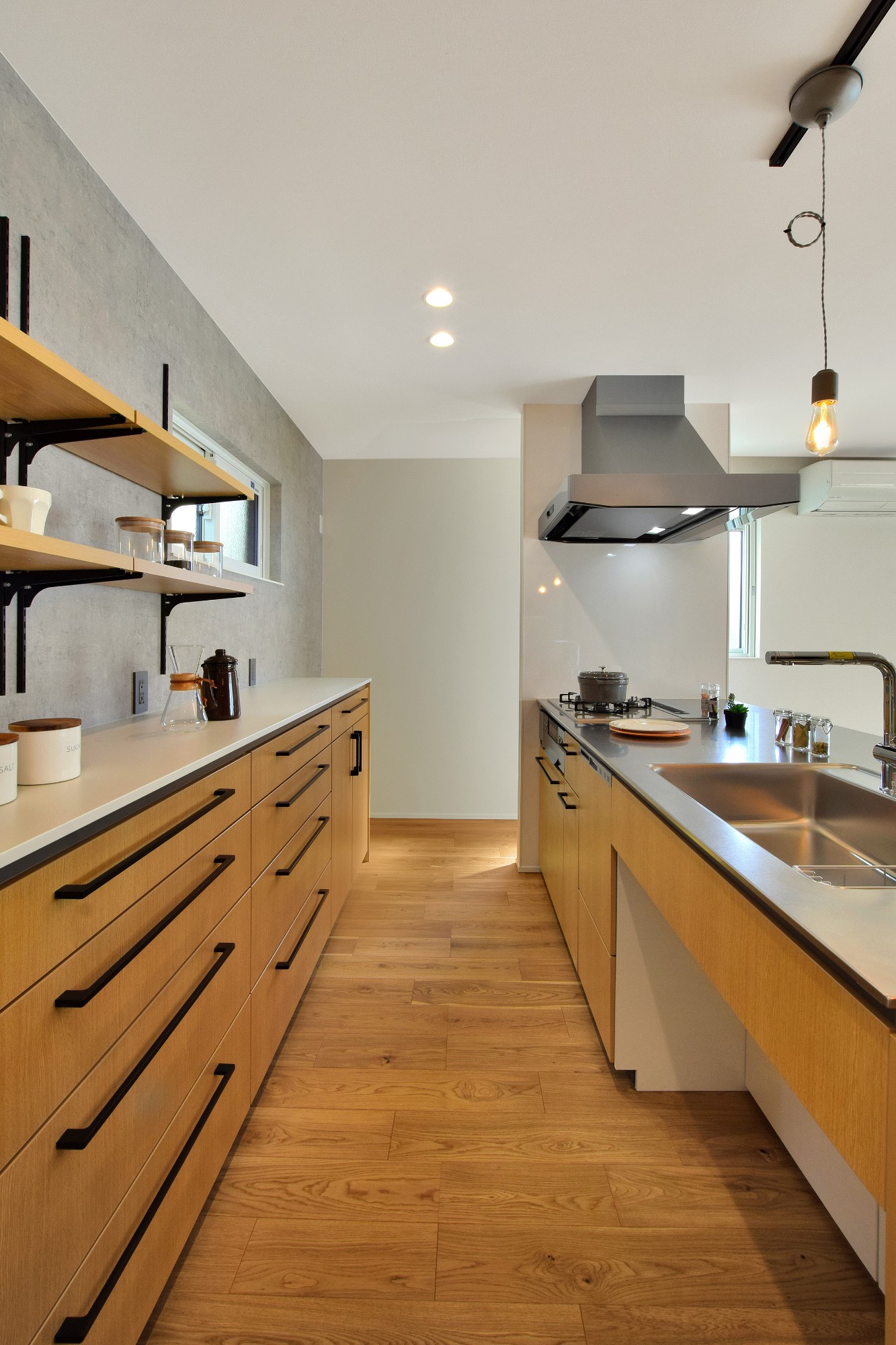 TATEの空間を最大利用した広々空間を実現した家のキッチン写真