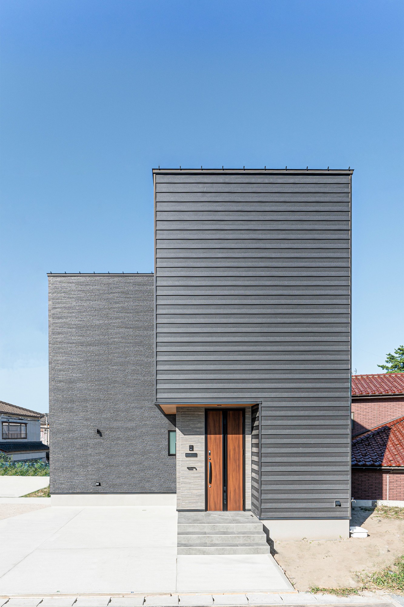 DETAIL HOME（ディテールホーム）「変形敷地に建つこだわりのコンパクトハウス」のシンプル・ナチュラル・モダン・ヴィンテージな玄関の実例写真