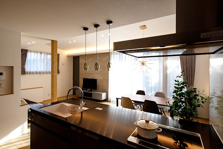 家の中心にキッチンがあることで全体を見渡しながら家事をこなせる