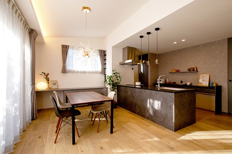 ダイニングスペースには収納も備えた造作のカウンター