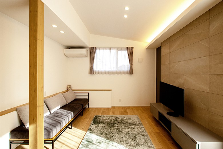 リビングにはソファーと一体で使えるL字型のライニングカウンター。体をもたれたり小物を飾るなど、くつろぎ空間をより快適にしてくれる