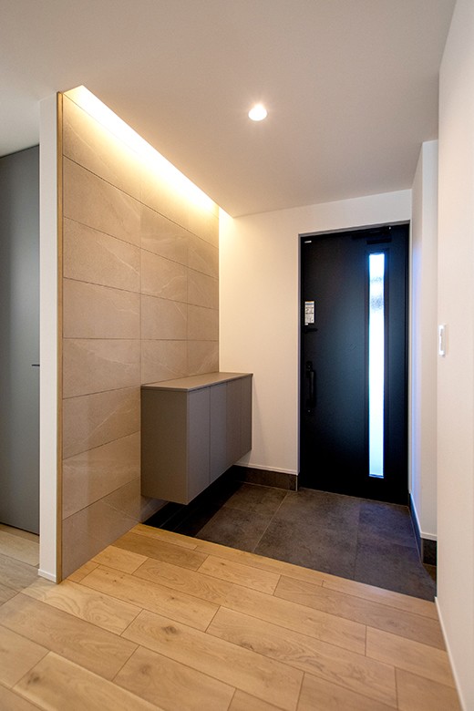 フロートタイプの玄関収納はタイル貼りの壁面にスマートに馴染む