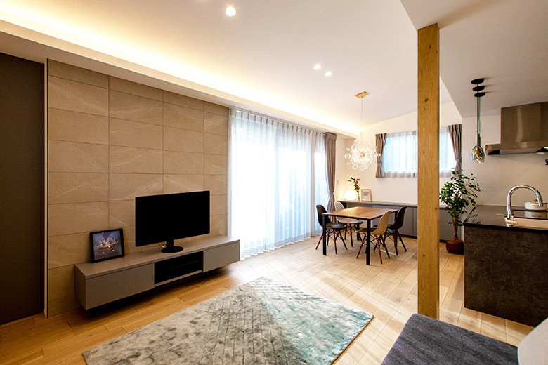 玄関デザインと共通の壁面タイルと浮遊感のあるモダンなTVボード