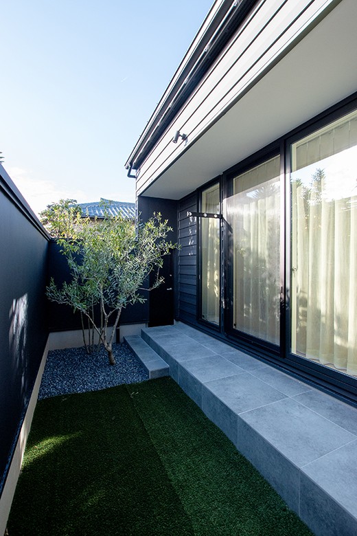 「家族」「近所」への配慮、気兼ねなく安らげる住まいの庭・デッキ・縁側写真