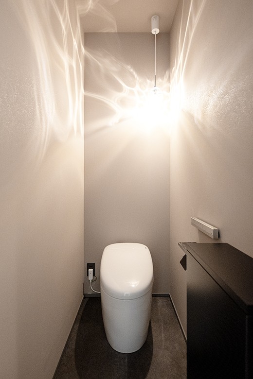 トイレにペンダントライトを吊るしておしゃれな空間に
