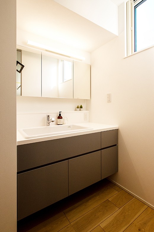 洗面化粧台もフロートタイプで圧迫感を軽減し、床掃除もしやすい