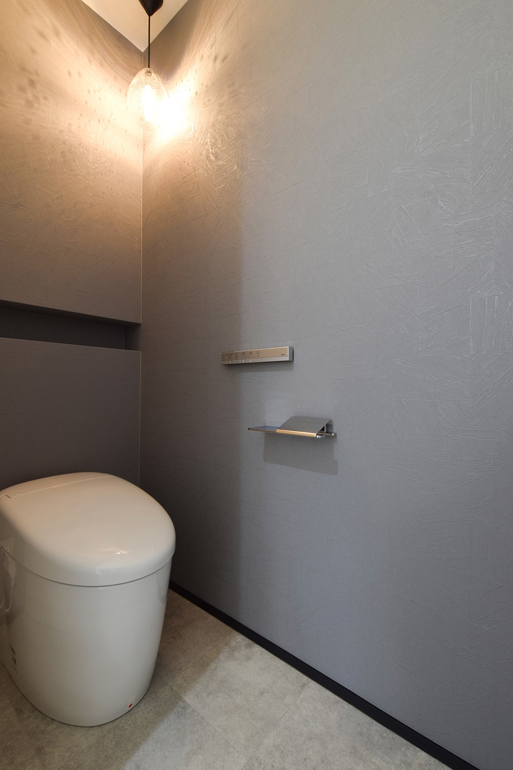 ペンダイントライトが映えるように考えたトイレ空間