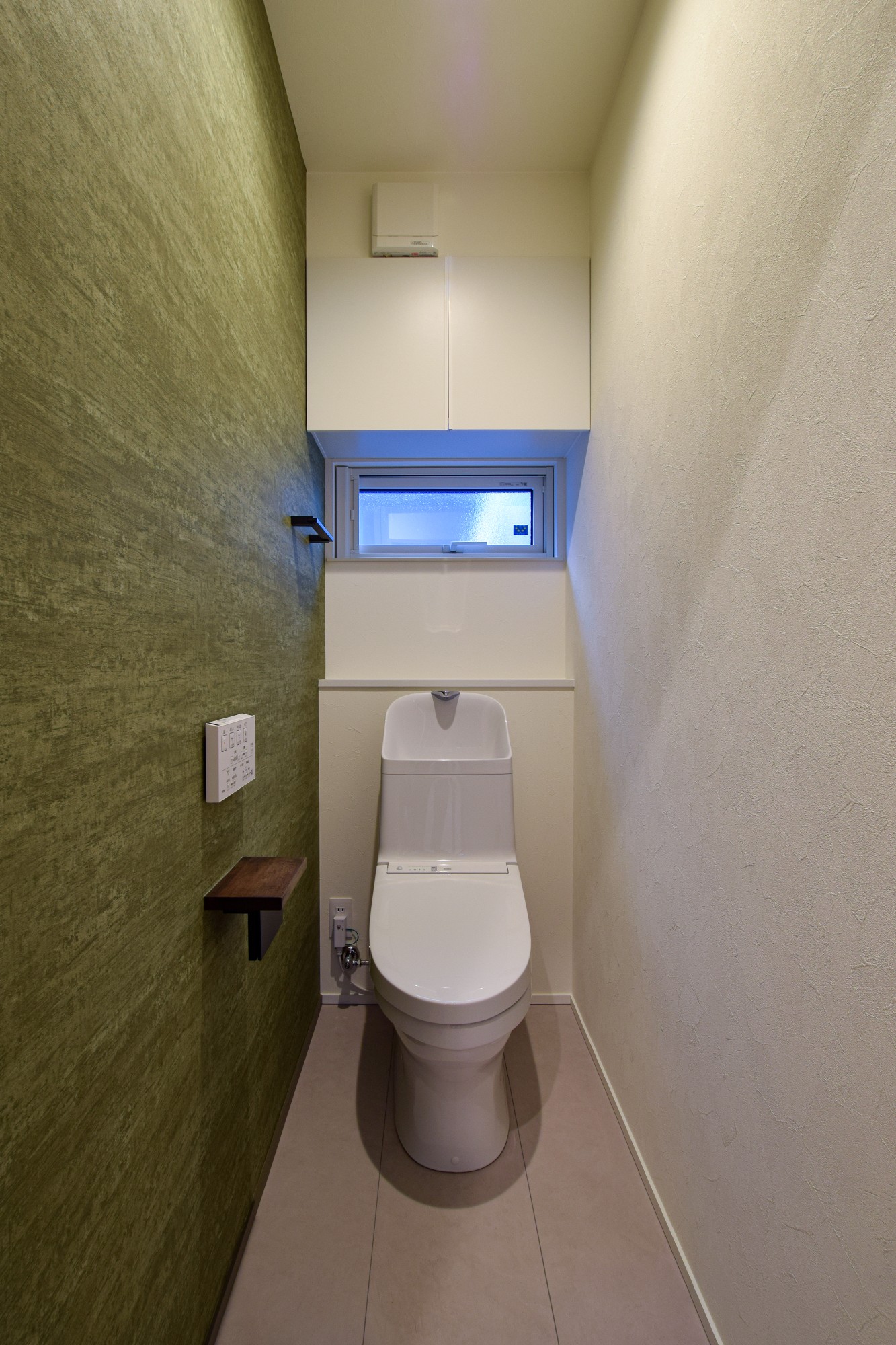 2階トイレはグリーンのクロスをアクセントに
