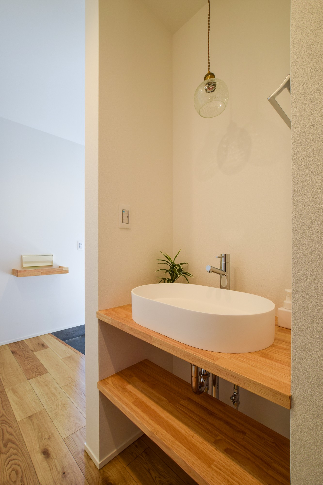 DETAIL HOME（ディテールホーム）「テラスがつながる回遊動線のある家」のモダン・シンプル・ナチュラルな洗面所・脱衣所の実例写真