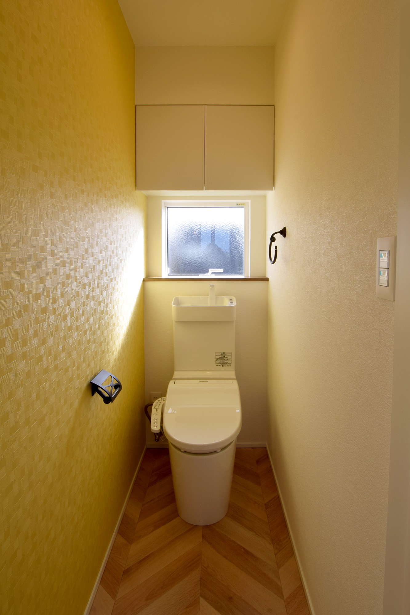 ヘリンボーン床が特徴的な２Fのトイレ