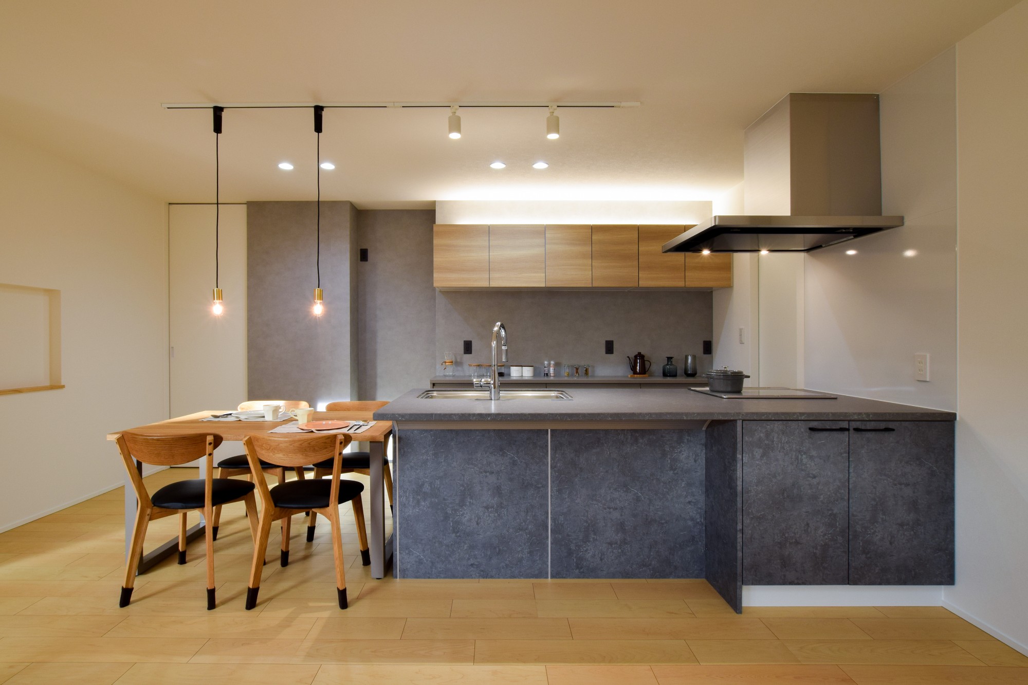 収納力×回遊動線を組み合わせた家のキッチン写真