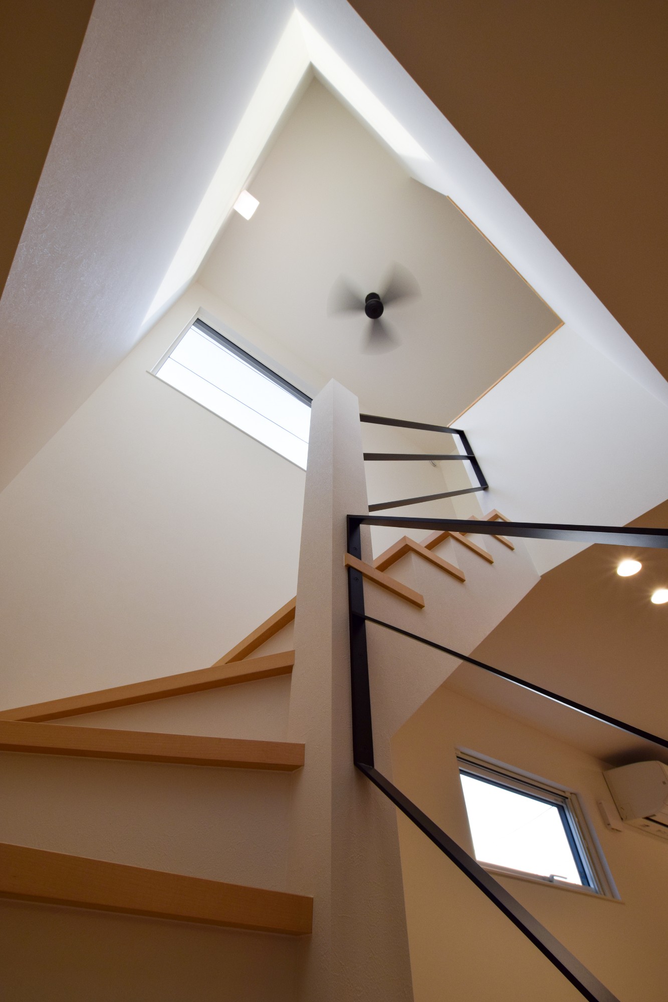 収納力×回遊動線を組み合わせた家の階段写真