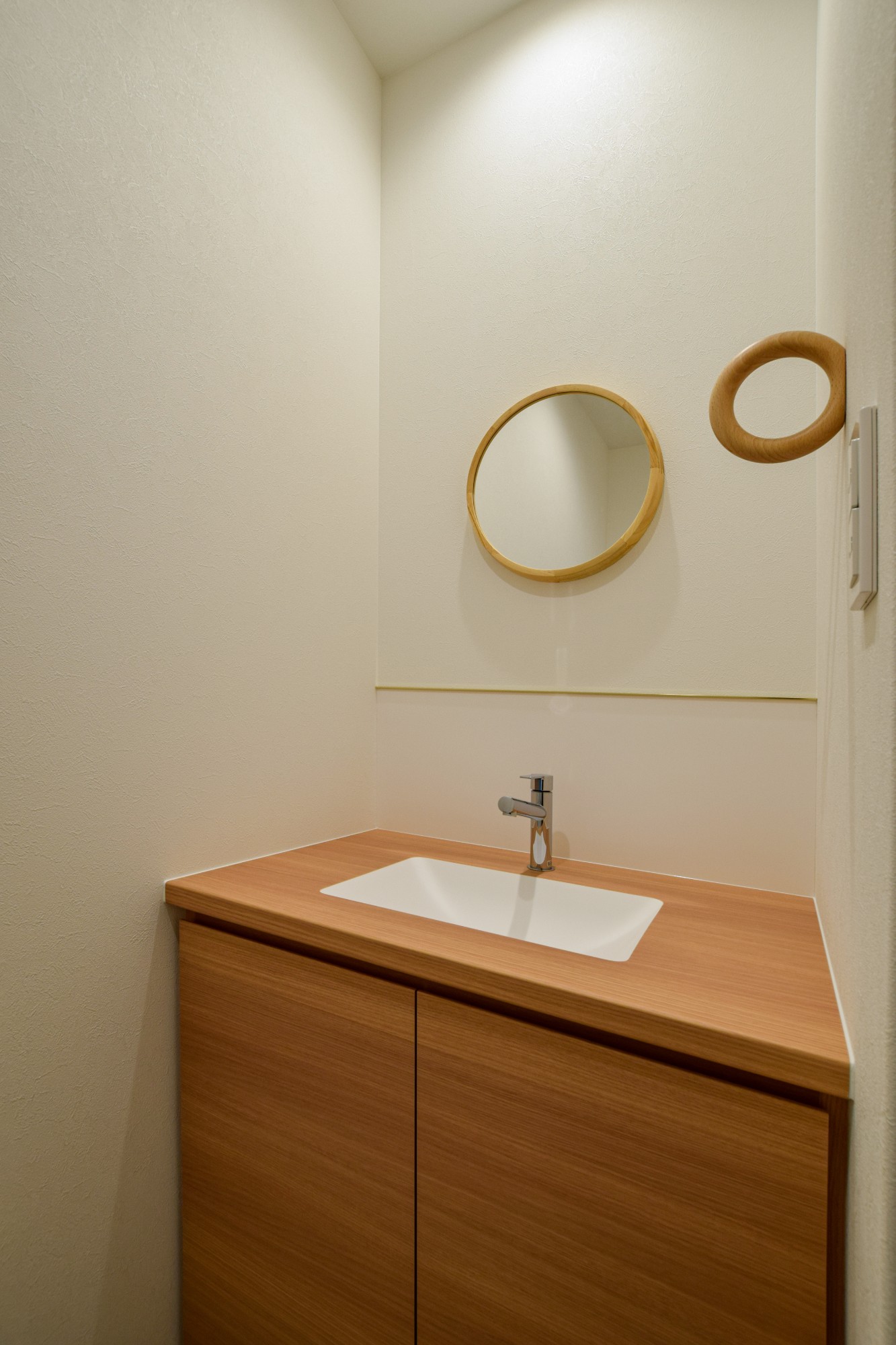 1階のトイレの手洗いカウンターは、ボールと一体成型で造作した。ボールが埋め込まれているのでお掃除が楽になるように配慮した