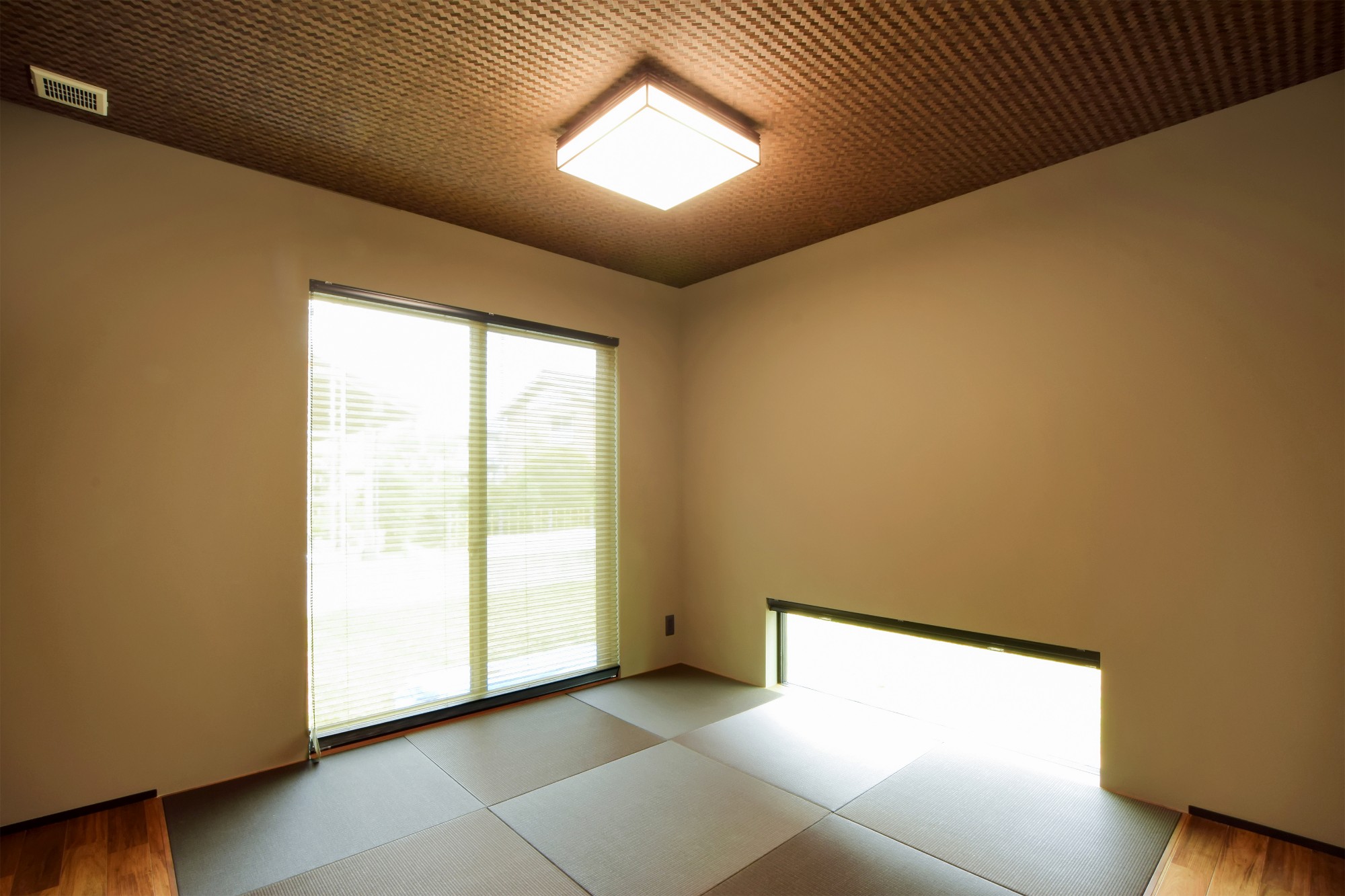 目線が低くなる和室は、地窓を採用。天井と畳を色味をおさえ、落ち着いた雰囲気に