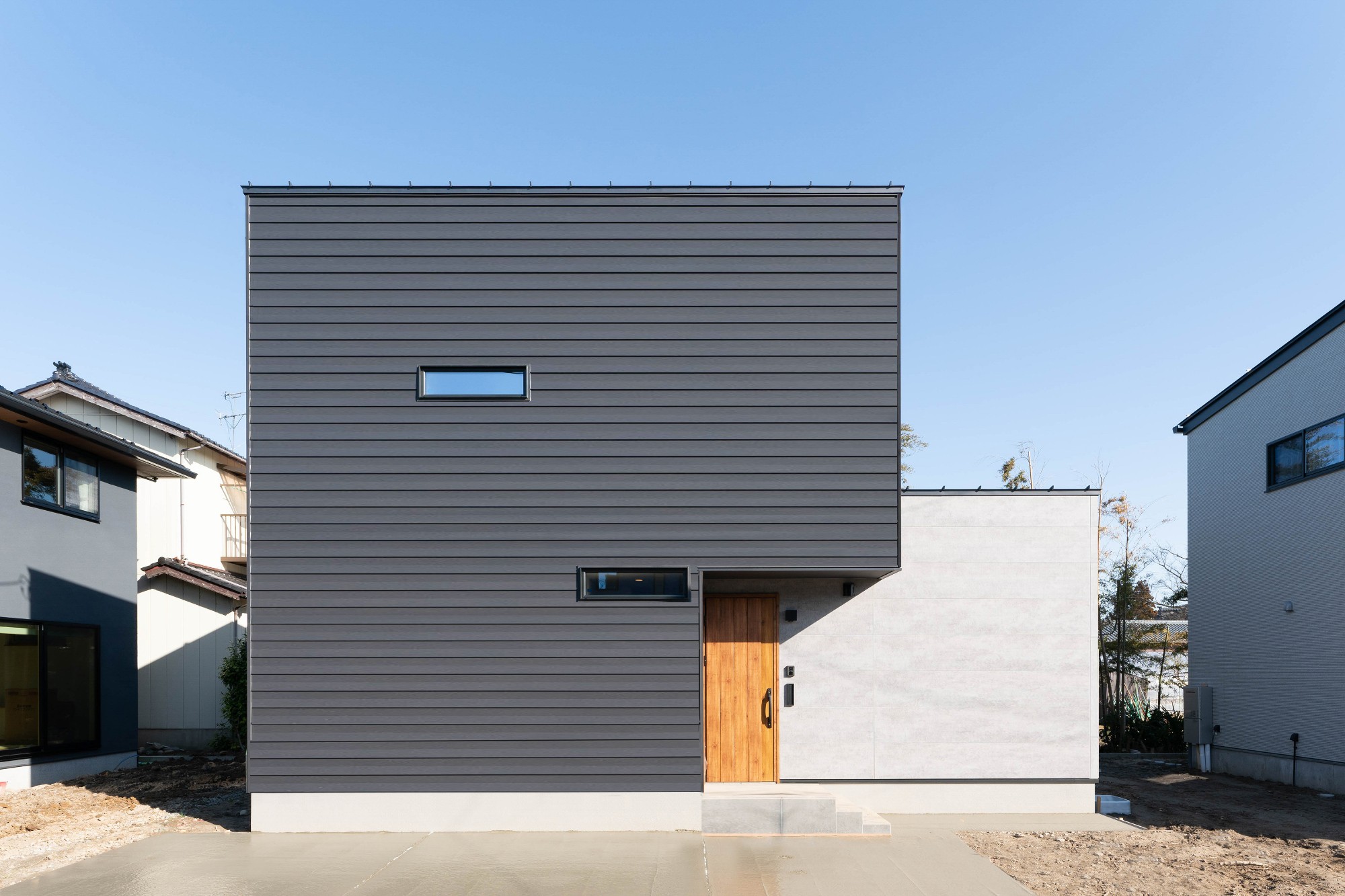 ゆったり敷地に建つ、無駄を省いたシンプルモダンなブラックガルバの住まい