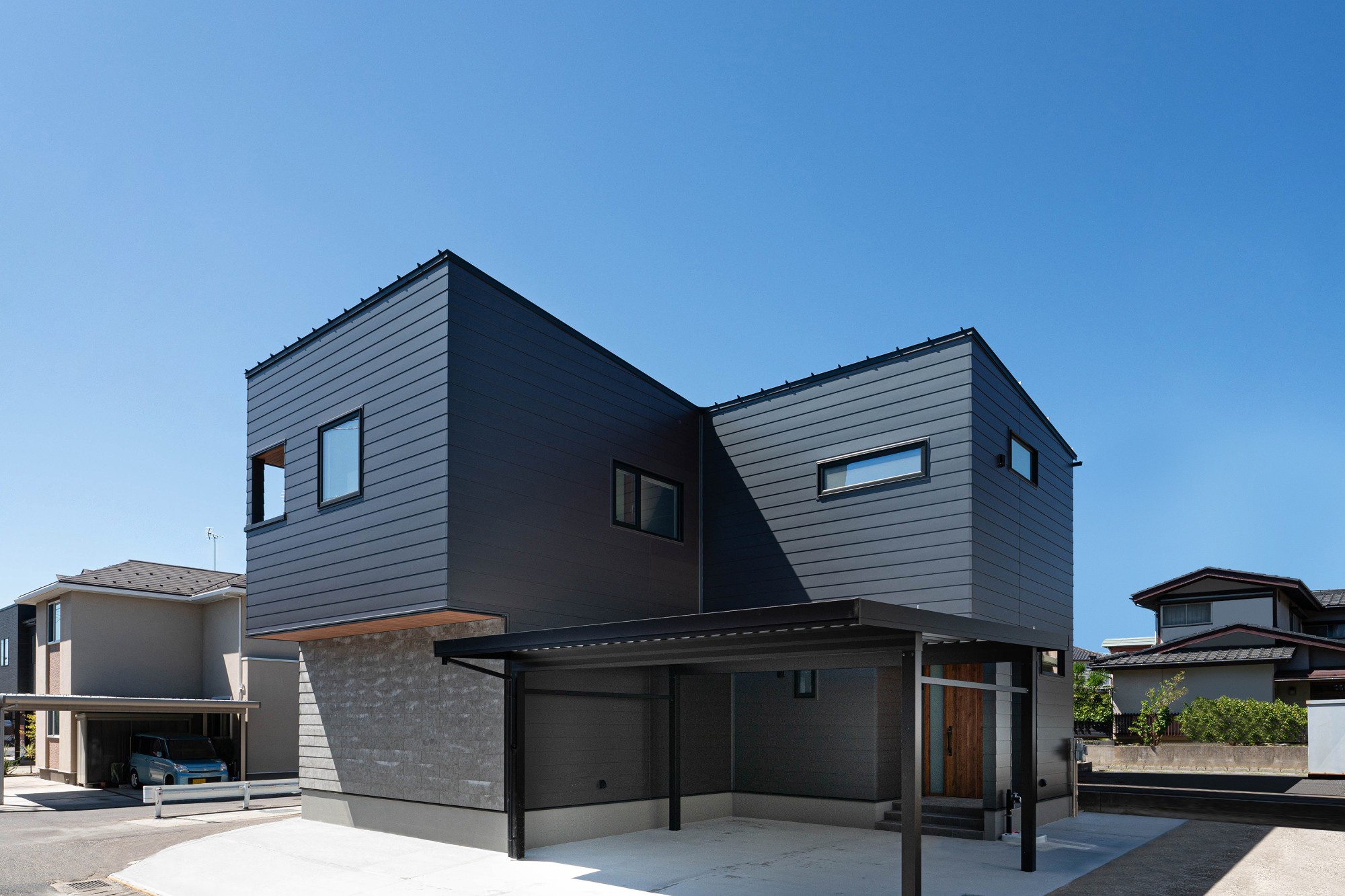 空へ視界が抜ける２階リビングの住まい