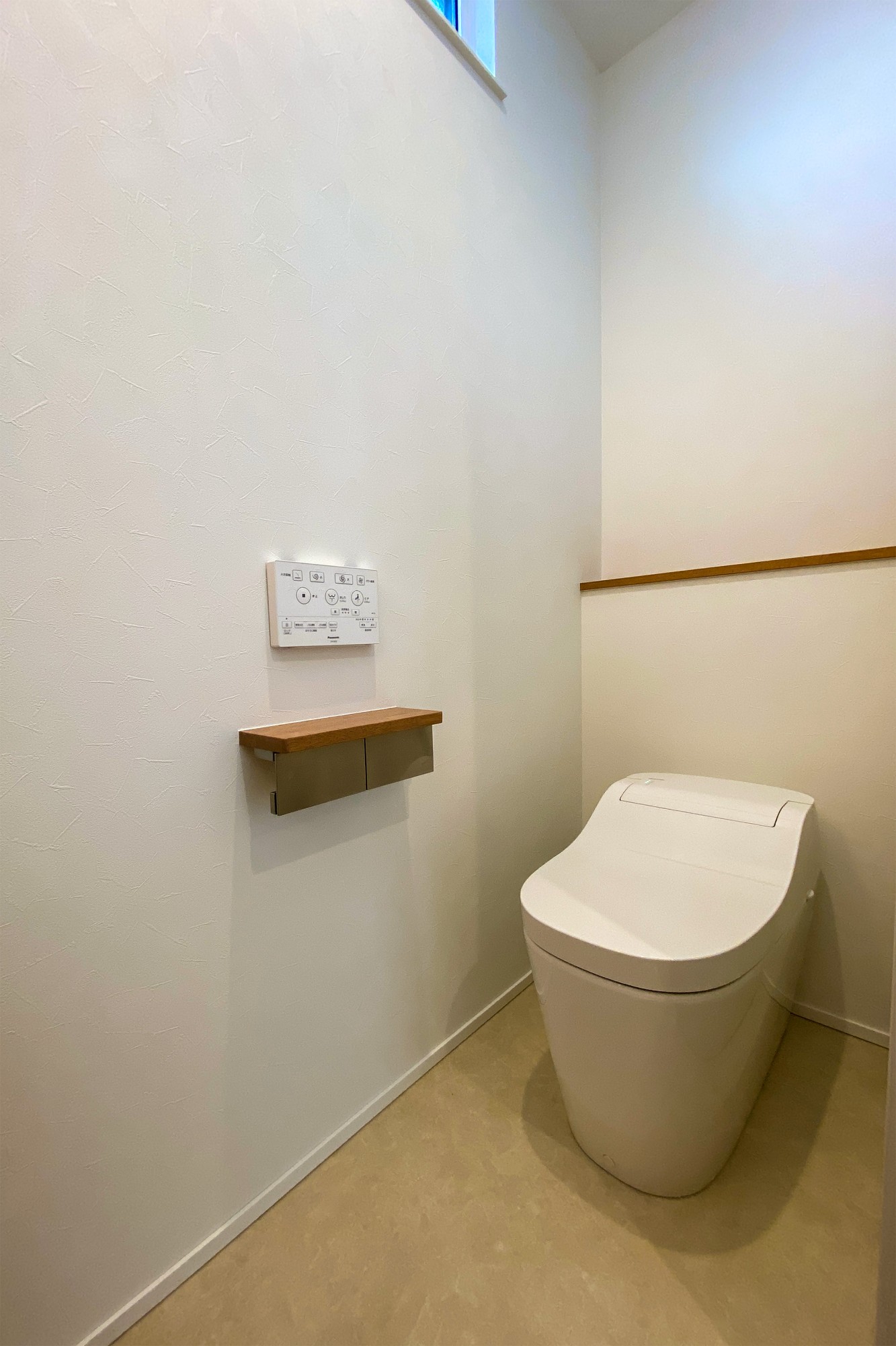 1階のトイレの造作の手洗いスペースには大容量の収納棚を造作した。黄色いモザイクタイルやペンダントライト、ボウル・水栓の形状にもこだわり、カフェ風のトイレに。