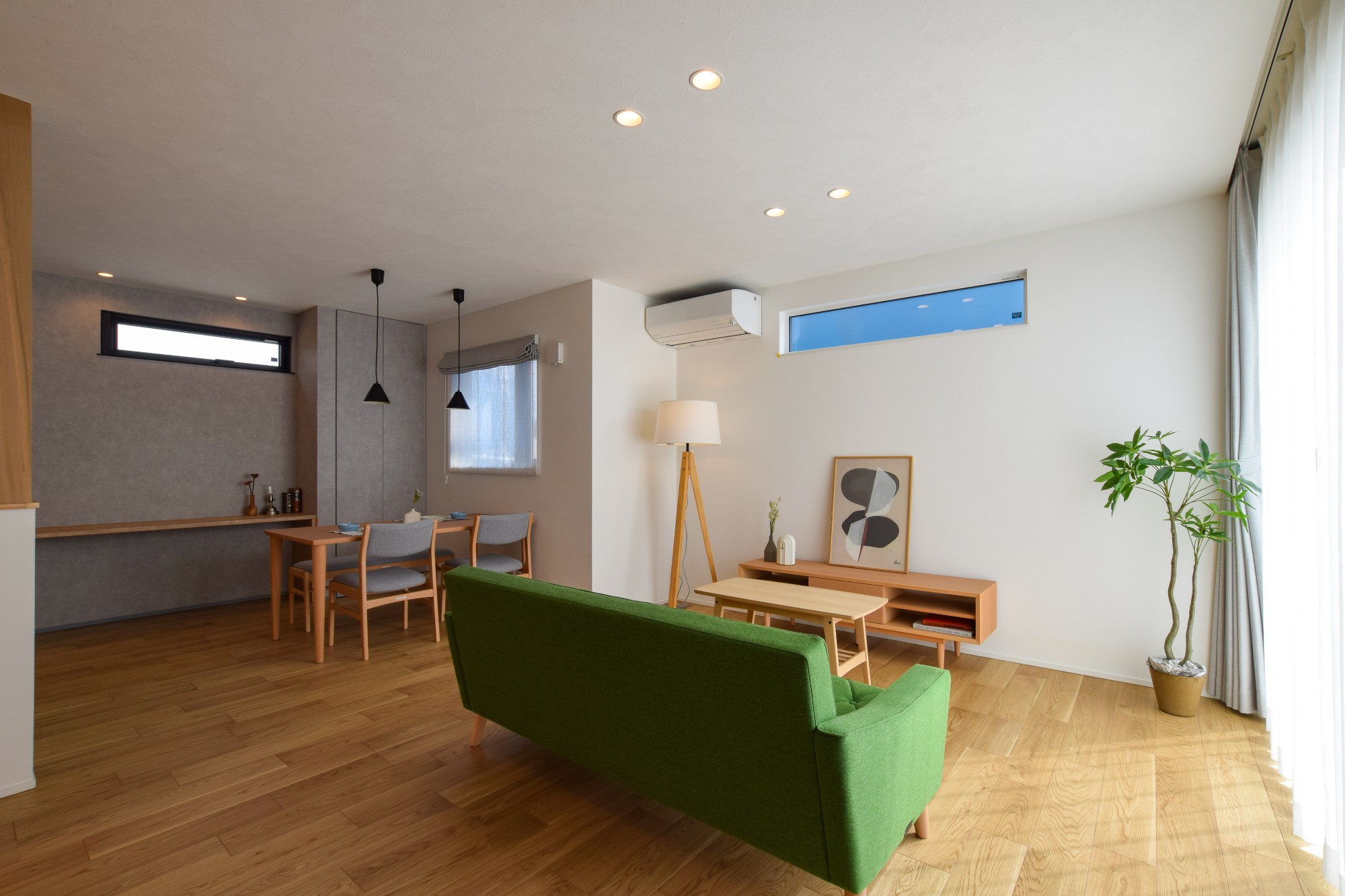 回遊動線を取り入れた、省エネルギーで機能的な住まいのリビング・ダイニング写真