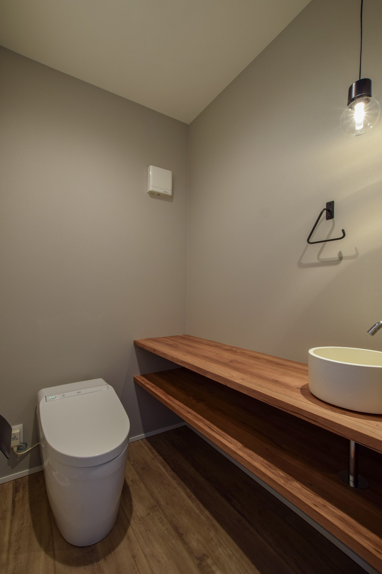 回遊動線を取り入れた、省エネルギーで機能的な住まいのトイレ写真