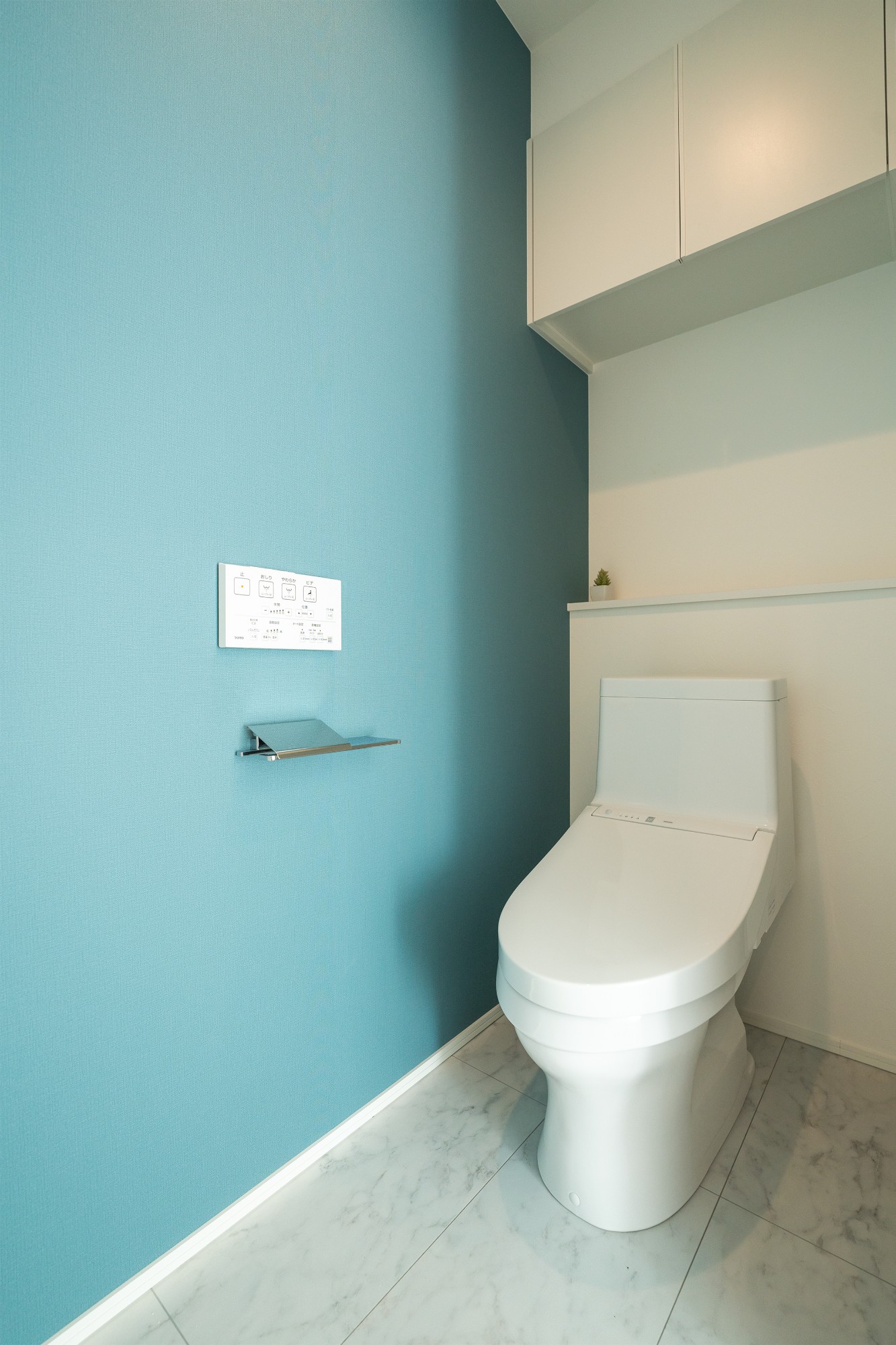 プライベートゾーンをL字で囲む、家事ラク動線と大きなデッキのある住まいのトイレ写真