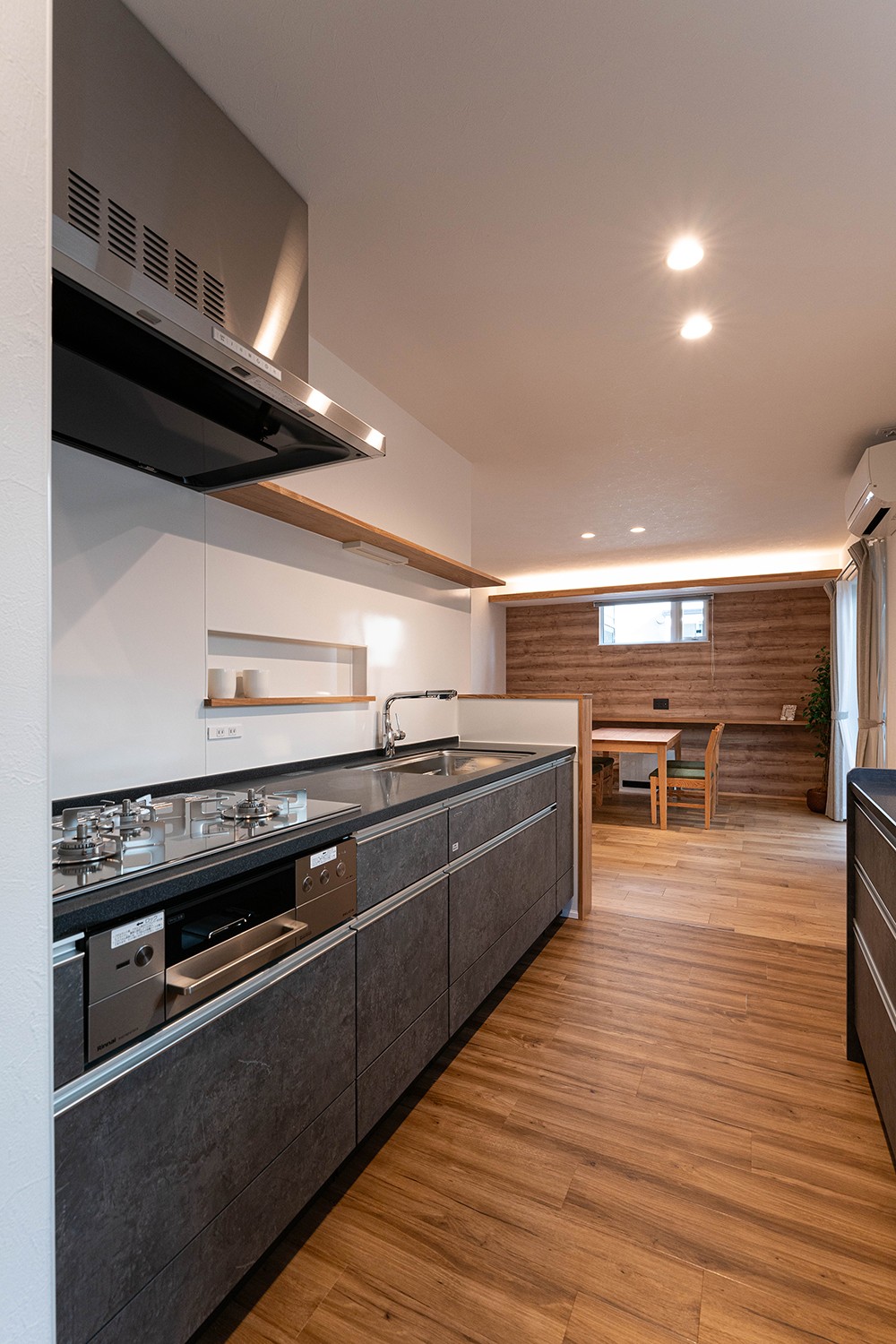 プライベートを確保した準2世帯の家事楽住まいのキッチン写真