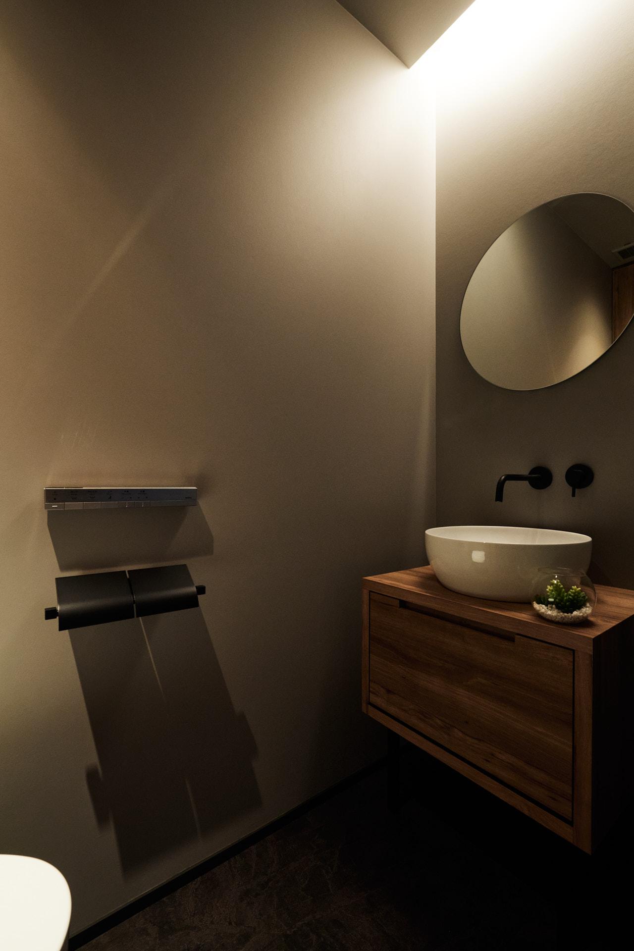 DETAIL HOME（ディテールホーム）「男前デザイン×インナーガレージ」のシンプル・ナチュラル・モダンなトイレの実例写真