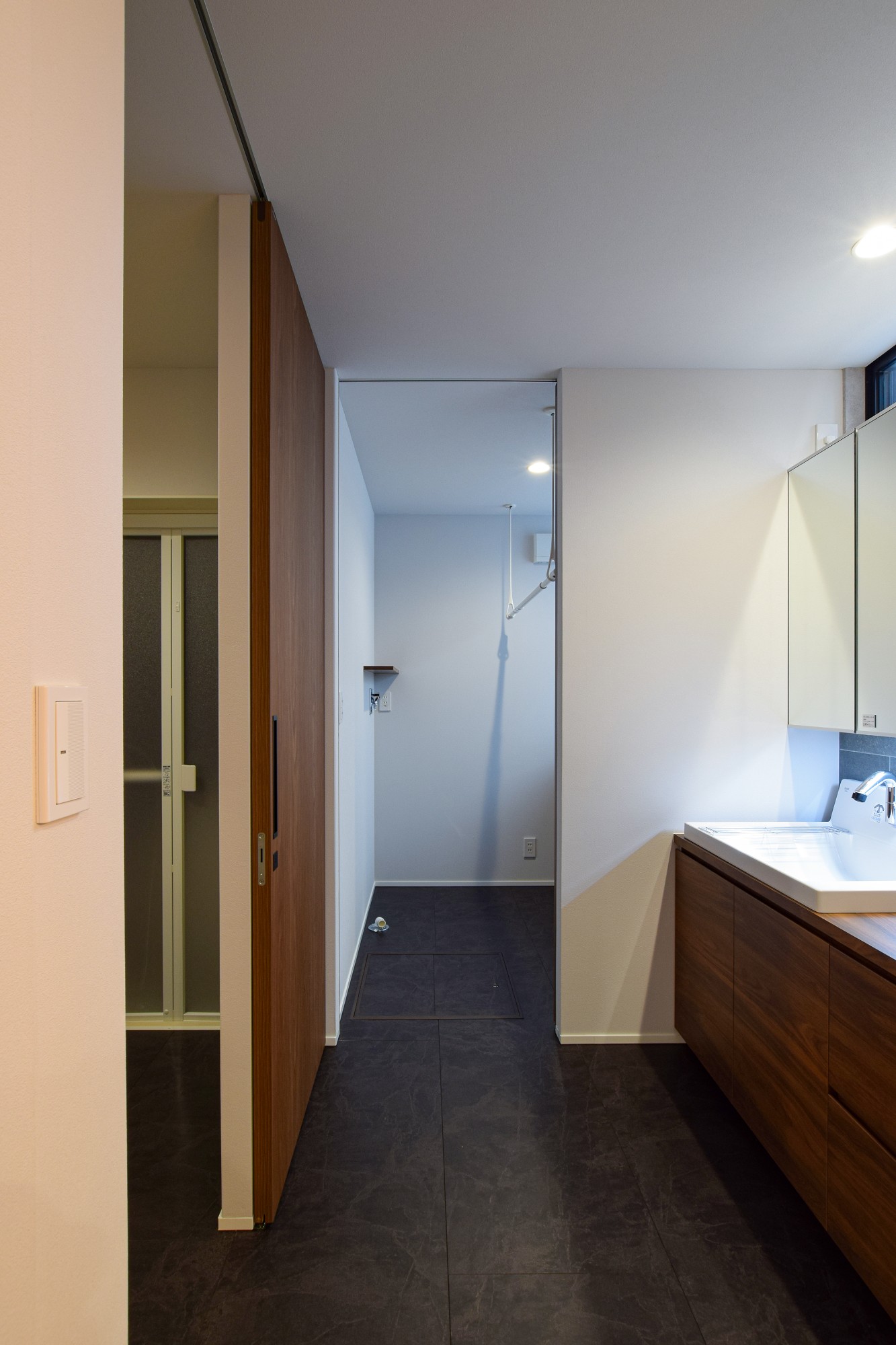 DETAIL HOME（ディテールホーム）「プライベートホビーズハウス」のシンプル・ナチュラル・モダンな洗面所・脱衣所の実例写真