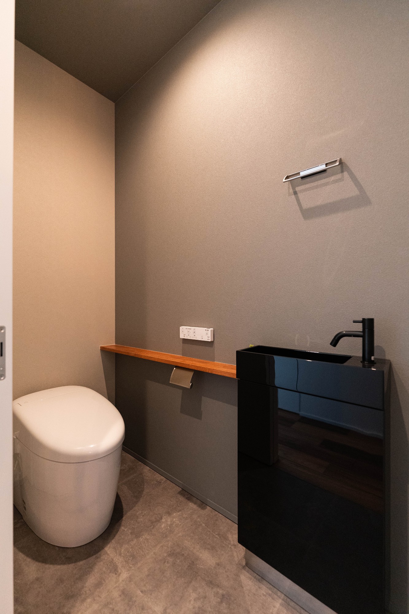 自然素材が内と外をつなぐ　集光の家のトイレ写真