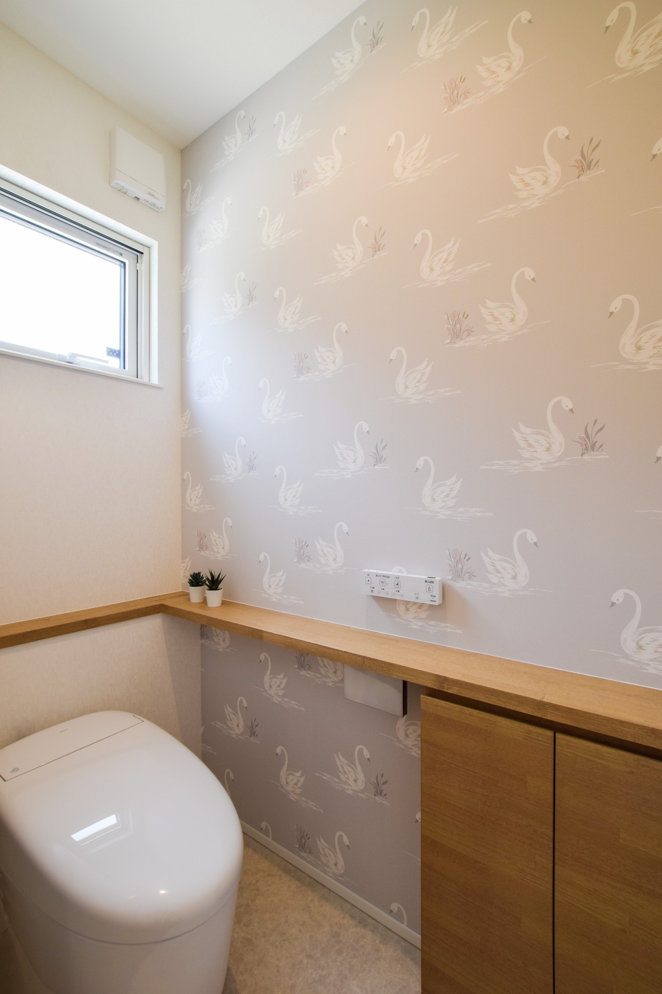 見る方向で表情を変える家事楽デザイン住宅のトイレ写真