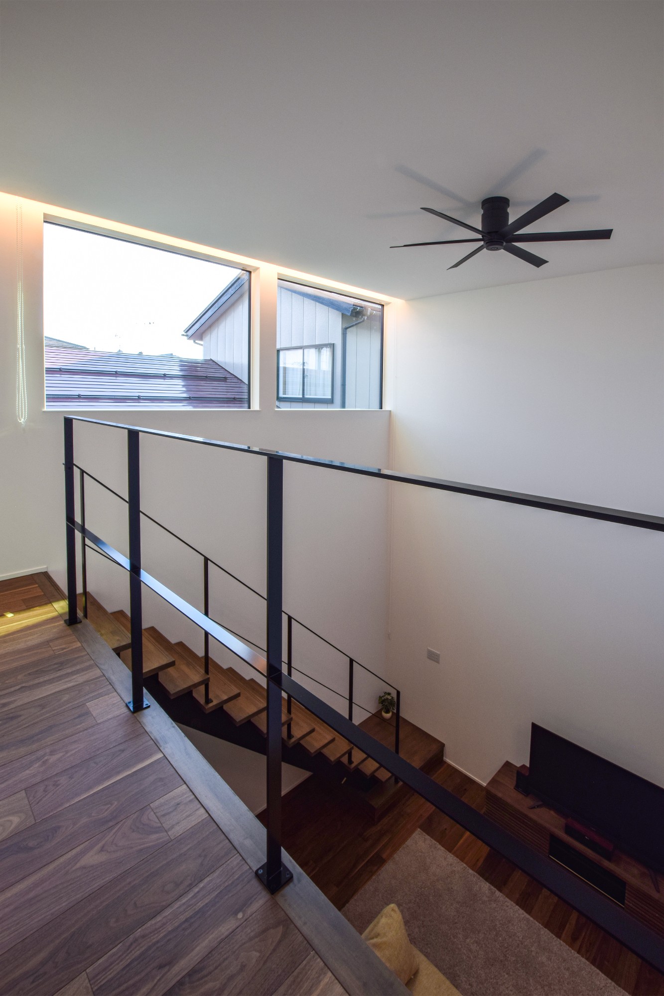 DETAIL HOME（ディテールホーム）「大きな吹抜から光が注ぐ、広々リビングの家」のシンプル・ナチュラル・ヴィンテージな階段の実例写真