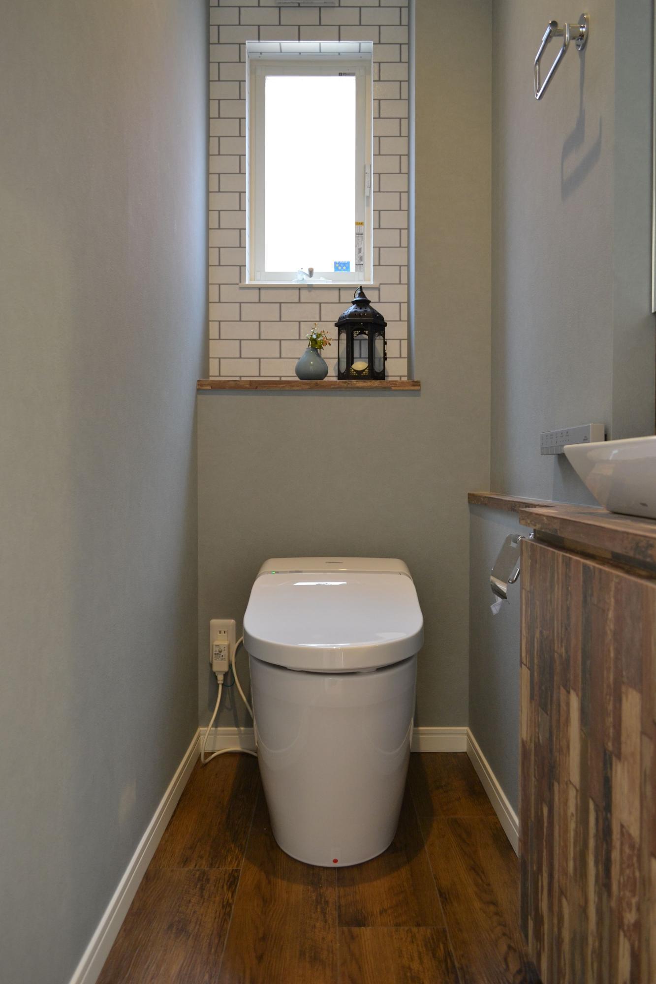 縦型のお家で広々無駄のない作りのトイレ写真