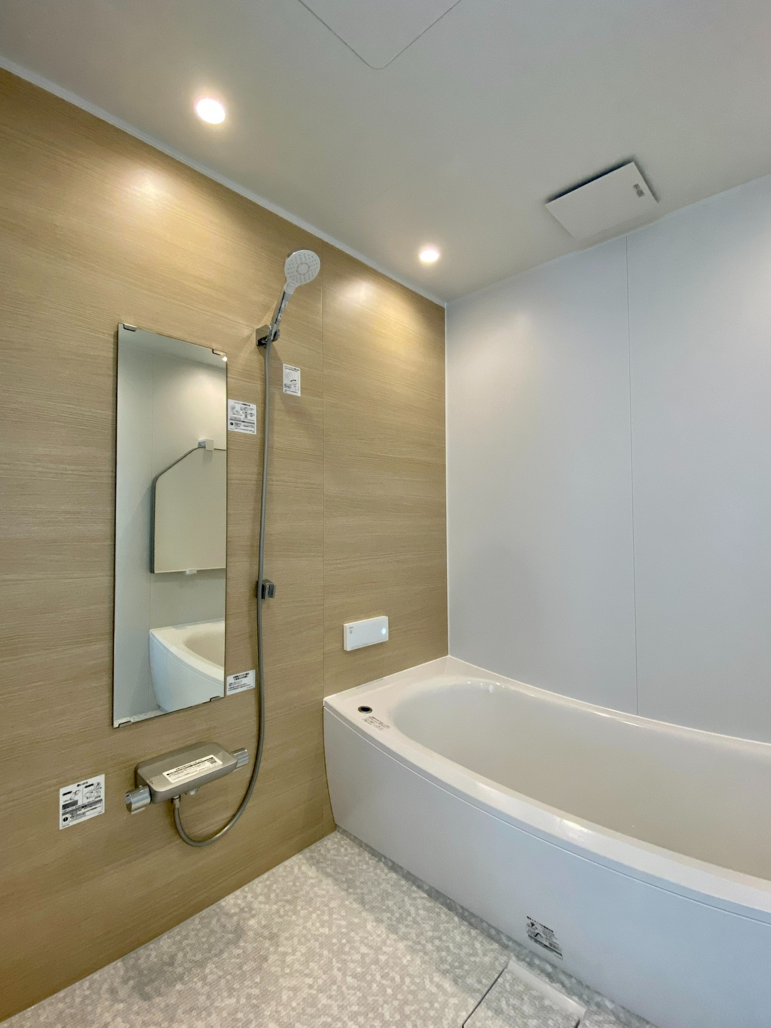 ミニマルな豊かさを追求した28坪の家の風呂・浴室写真