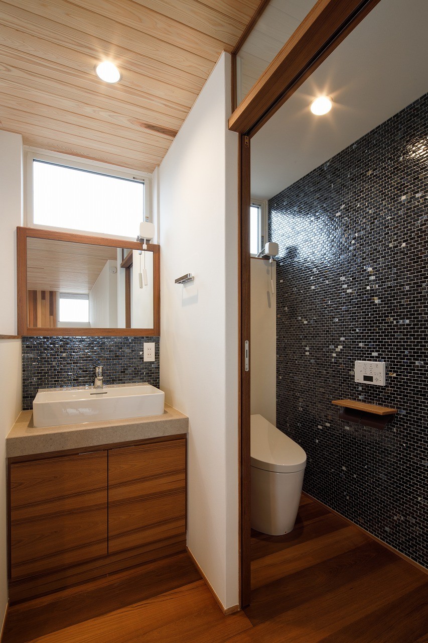 モダン・ヴィンテージ・インダストリアル・ブルックリンスタイルなトイレの実例写真