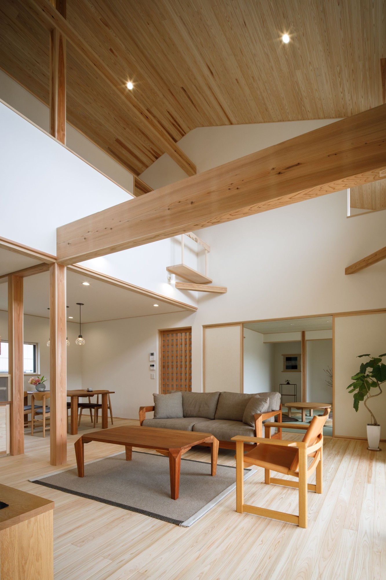 木の家専門店 ナレッジライフ「大きな開口から自然をとり込むおおらかな暮らし」のシンプル・ナチュラル・自然素材・和風・和モダンなリビング・ダイニングの実例写真
